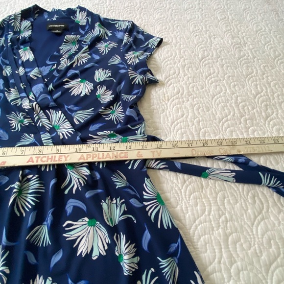 Liz Claiborne Faux Wrap Dress Blue and White Floral Knee Length V Neck Size M - Picture 10 of 11